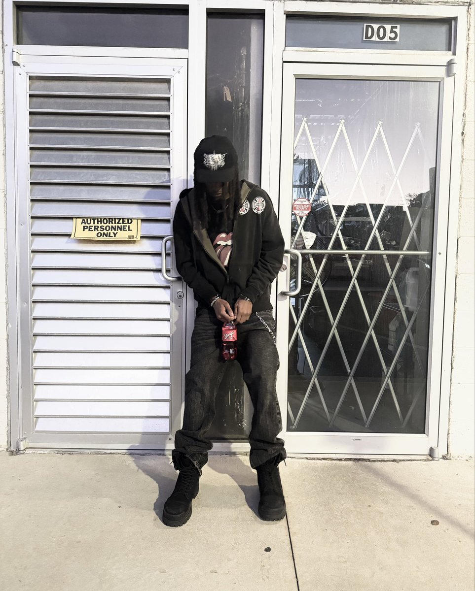 imjamesfr's tweet photo. swaggin through all of my sorrows . https://t.co/rTQpW5ronA