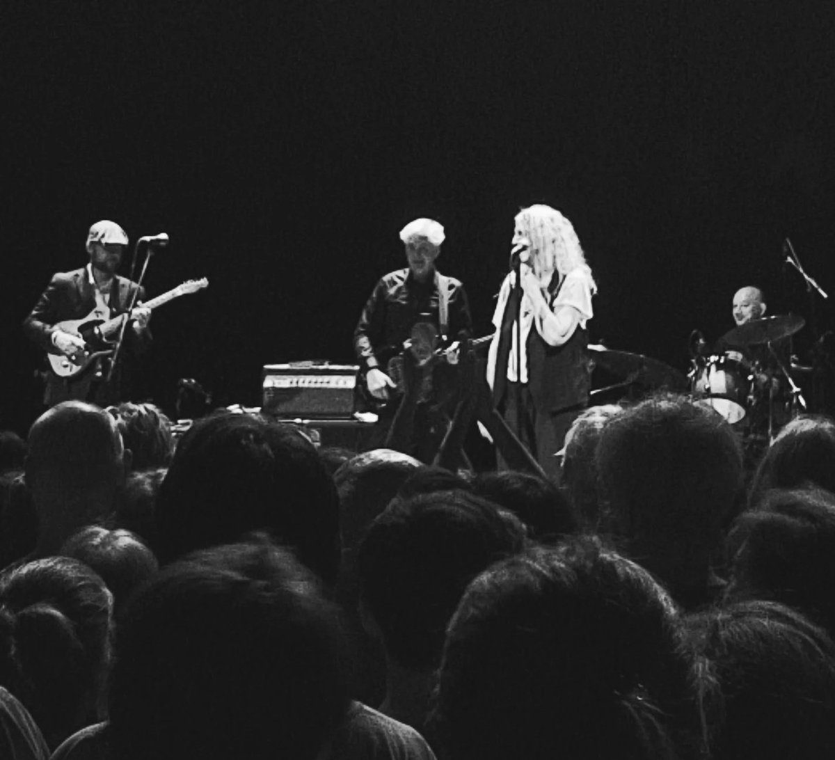 Nonkel_Muziek's tweet photo. 1 vd meest intense concerten van de voorbije jaren. Godmother of Punk Patti Smith, toont dat ze een levende legende is. Punk Poetry met het publiek in extase vanaf de 1e noot. 🤘 🖤 #pattismith #cirqueroyal https://t.co/8vN4etRenu