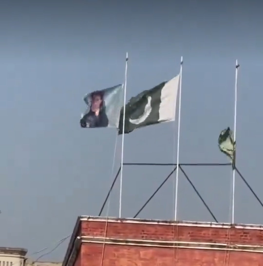 ShakirAwan88's tweet photo. جو پاکستانی پرچم،قائد کی تصویر کی بات کر رہے ہیں ان کی زبان پر مریم نواز کے تصویر والے پرچم پر بات کرتے ہوئے زبان پر چھالے پڑ جاتے ہیں۔یہ محب وطن نہیں بغض عمران میں بولتے ہیں۔۔ https://t.co/KLOzvIBiVI