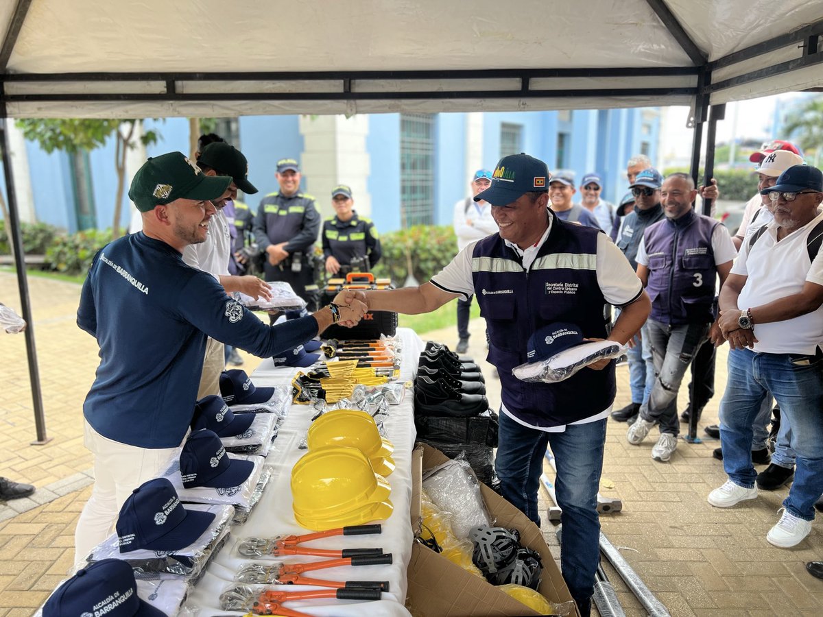ControlUrbanoBq's tweet photo. ¡Nuestro equipo de vigías de espacio público, trabajando por una ciudad a otro nivel! Entregamos dotación de herramientas para fortalecer su gestión por una Barranquilla más ordenada y con espacios para todos y todas. Su labor es fundamental para construir la ciudad que soñamos. https://t.co/1v04doHFVy