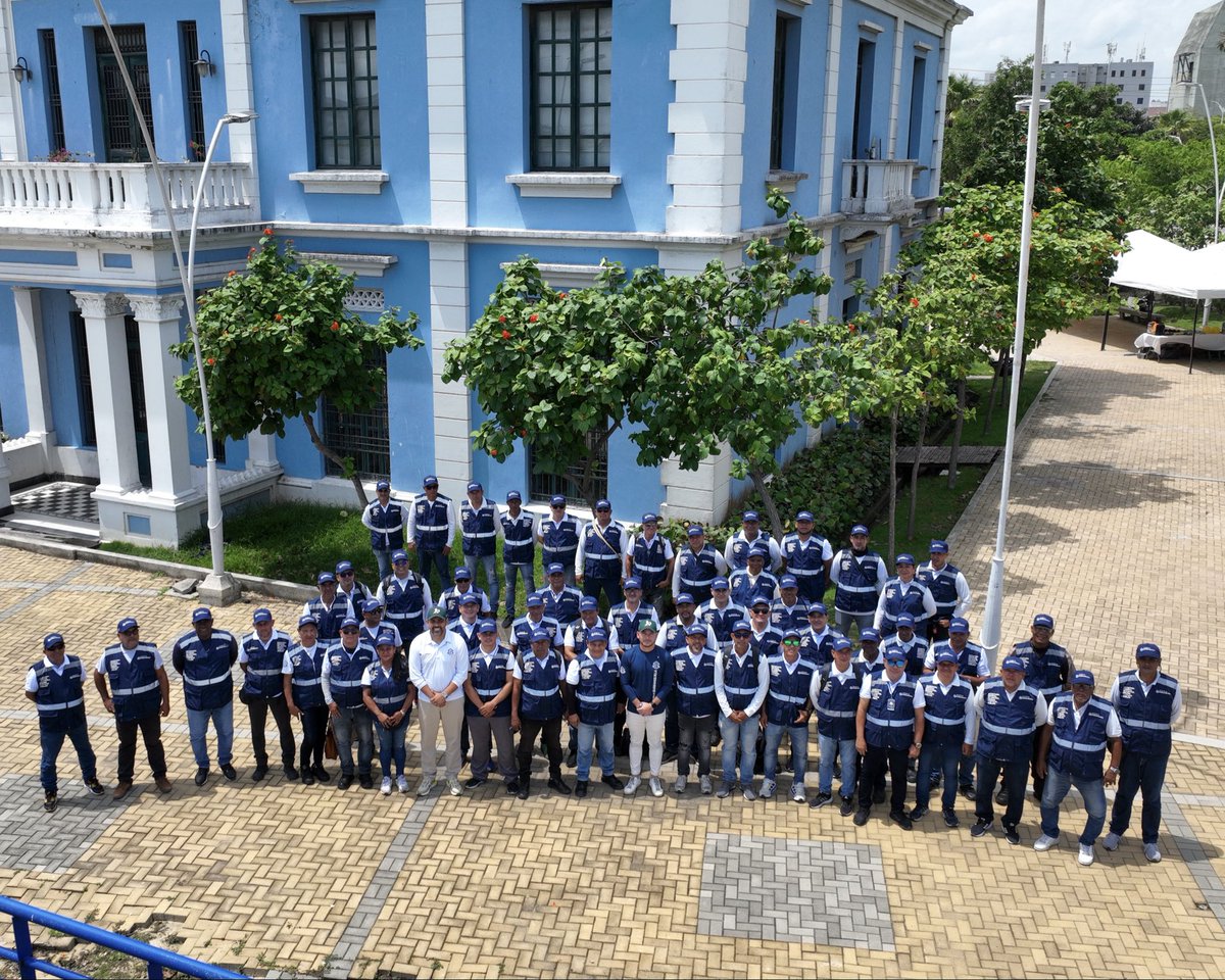 ControlUrbanoBq's tweet photo. ¡Nuestro equipo de vigías de espacio público, trabajando por una ciudad a otro nivel! Entregamos dotación de herramientas para fortalecer su gestión por una Barranquilla más ordenada y con espacios para todos y todas. Su labor es fundamental para construir la ciudad que soñamos. https://t.co/1v04doHFVy