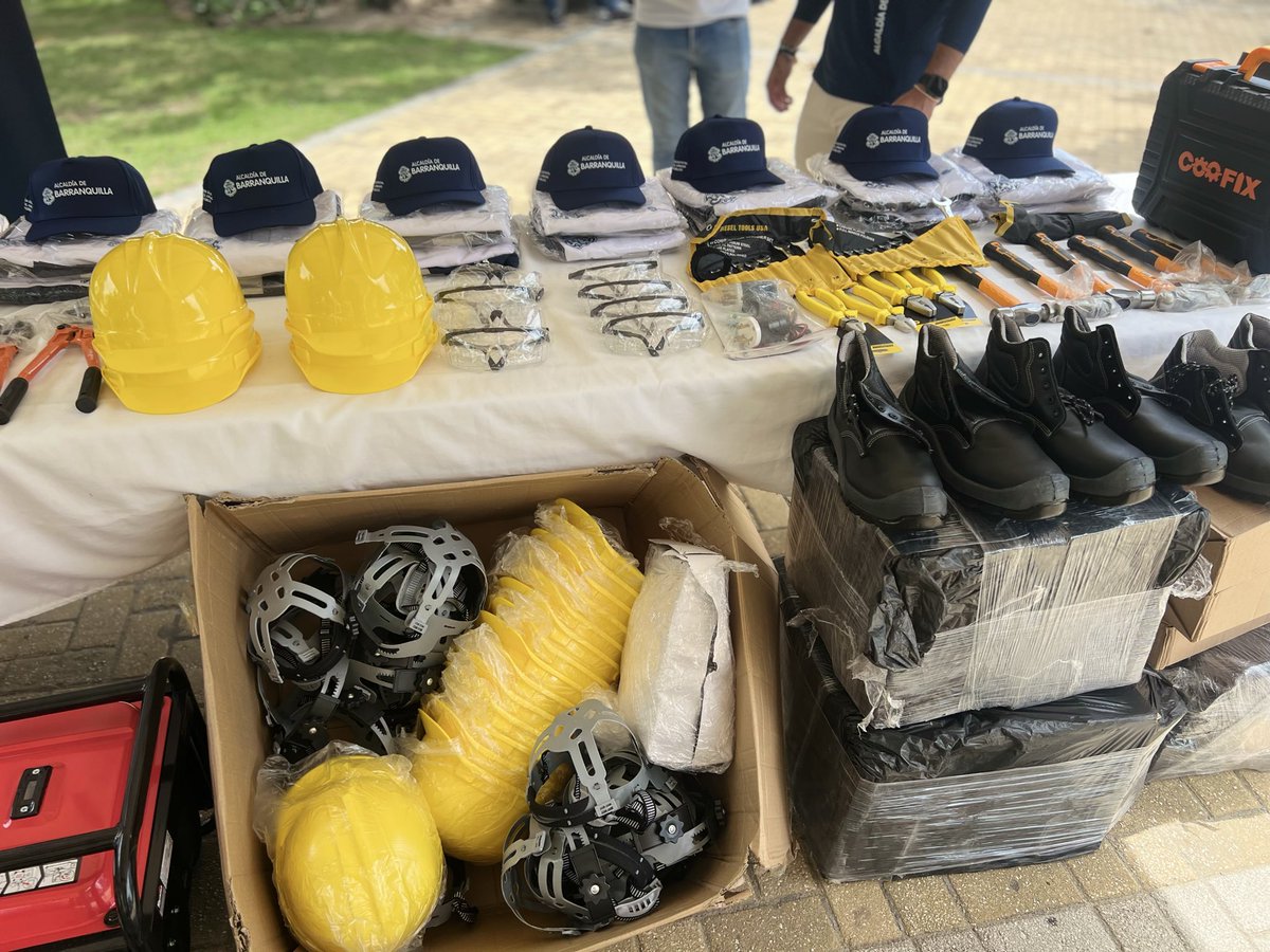 ControlUrbanoBq's tweet photo. ¡Nuestro equipo de vigías de espacio público, trabajando por una ciudad a otro nivel! Entregamos dotación de herramientas para fortalecer su gestión por una Barranquilla más ordenada y con espacios para todos y todas. Su labor es fundamental para construir la ciudad que soñamos. https://t.co/1v04doHFVy