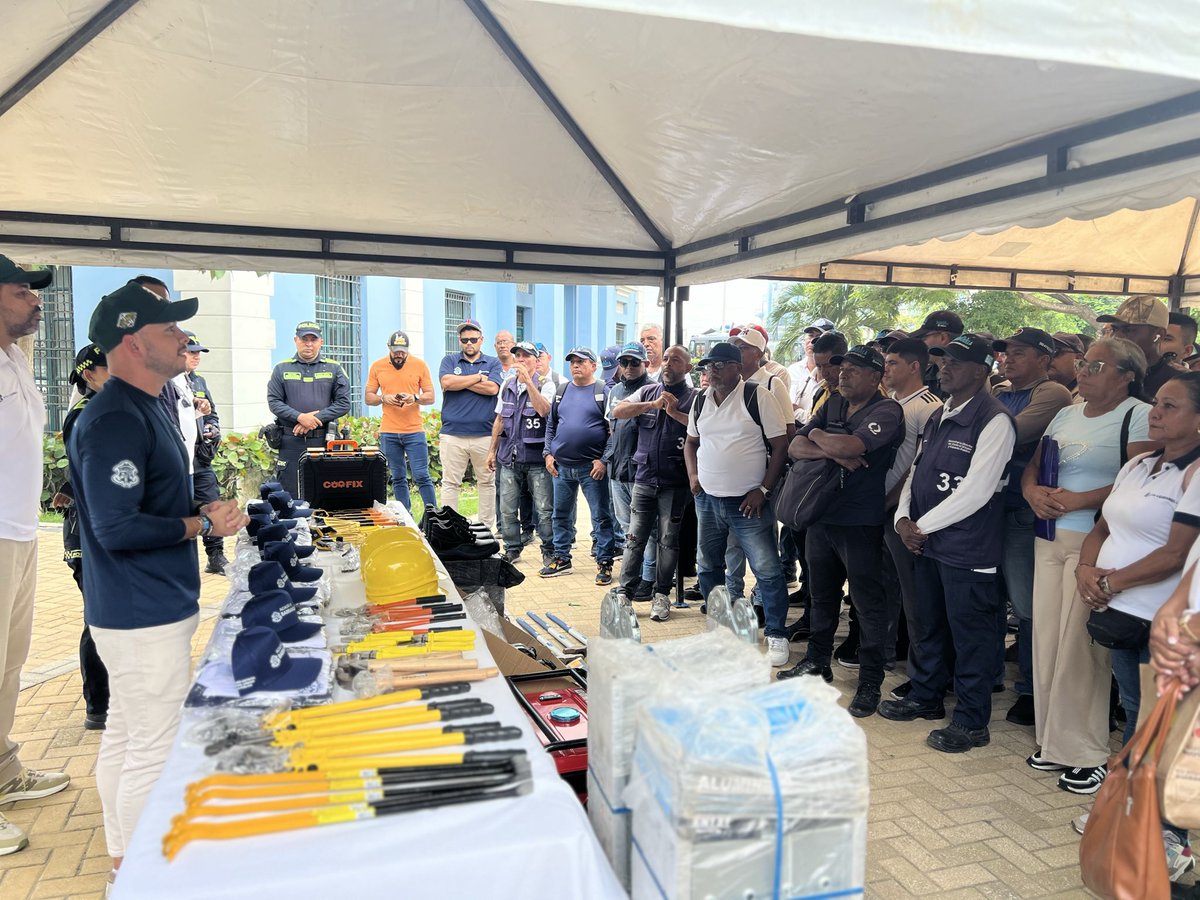 ControlUrbanoBq's tweet photo. ¡Nuestro equipo de vigías de espacio público, trabajando por una ciudad a otro nivel! Entregamos dotación de herramientas para fortalecer su gestión por una Barranquilla más ordenada y con espacios para todos y todas. Su labor es fundamental para construir la ciudad que soñamos. https://t.co/1v04doHFVy