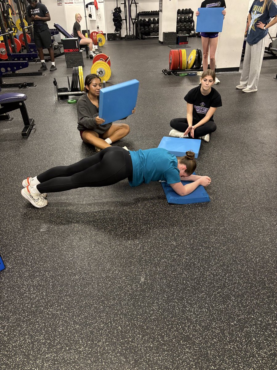 PiperPiratesVB's tweet photo. Senior Libero, Faith Paulakovich, held a 5 minute plank in weights today! https://t.co/YCLpw42SjM