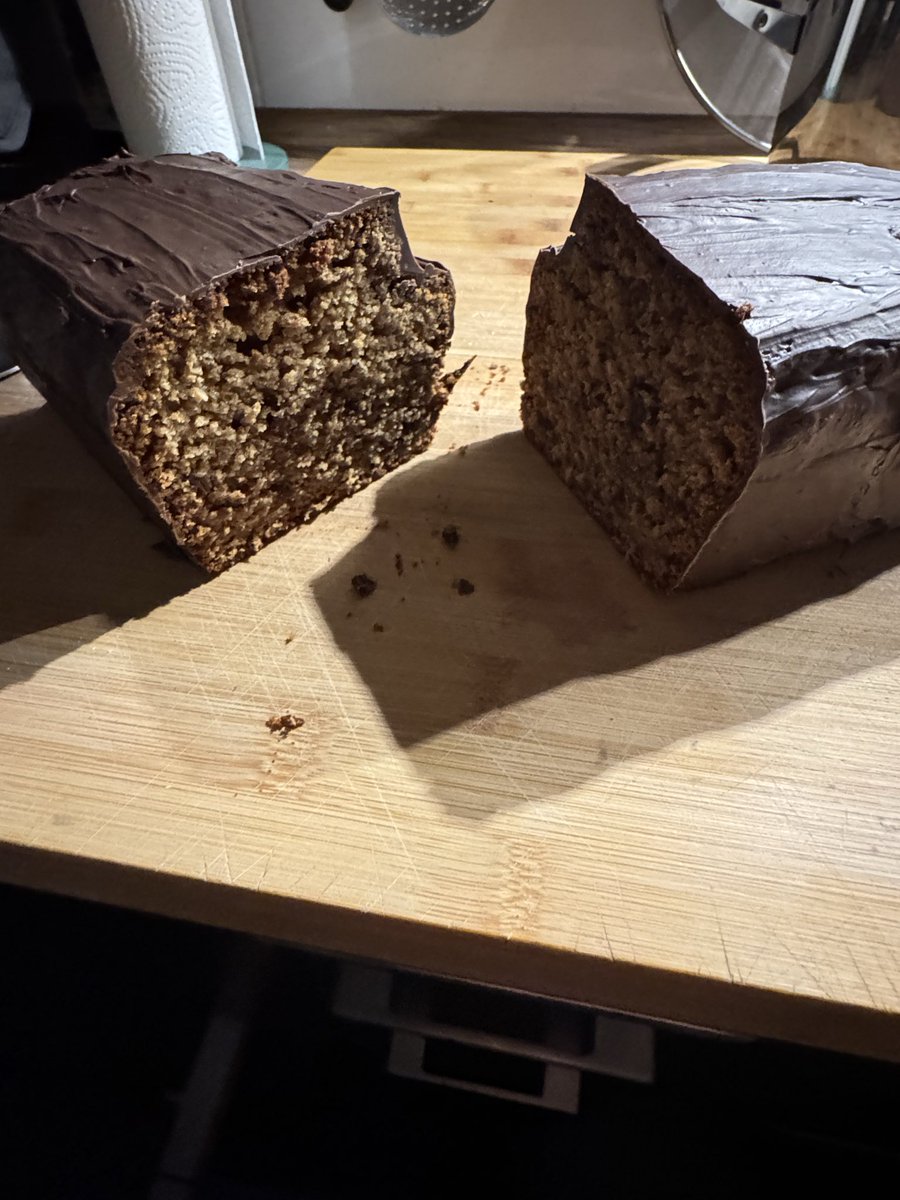 Es ändert sich übrigens nichts, wenn die Kinder zu arbeiten beginnen:

„Mama darf ich morgen was von Deinem Bananenbrot mitnehmen?“
„Klar“
„Für die Kolleginnen ahauch? 🥹“
„Natürlich“
 
Gestatten, Hühnchen, im Mitesser-Backgeschäft seit 2004
