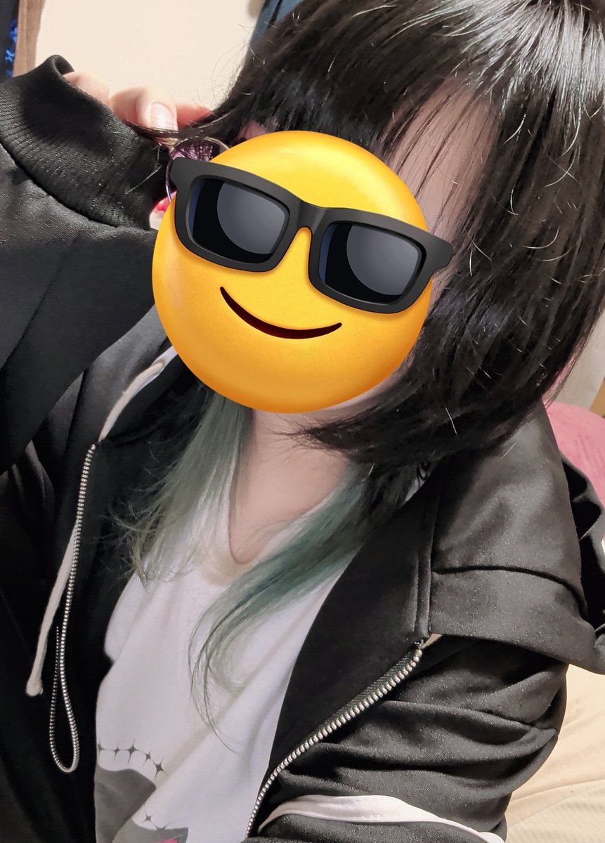 _aizakitoneko__'s tweet photo. 最近の髪色とセルフネイルお爪とセルフ受肉全て可愛いから載せとこ https://t.co/Vx8AfQKQyW