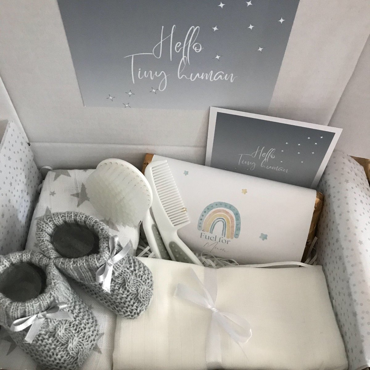 Hello Tiny Human- Baby gift - Newborn gifts 🤍👶🏻 babygiftmarket.etsy.com/listing/433428… #Shopindie #Craftbizparty