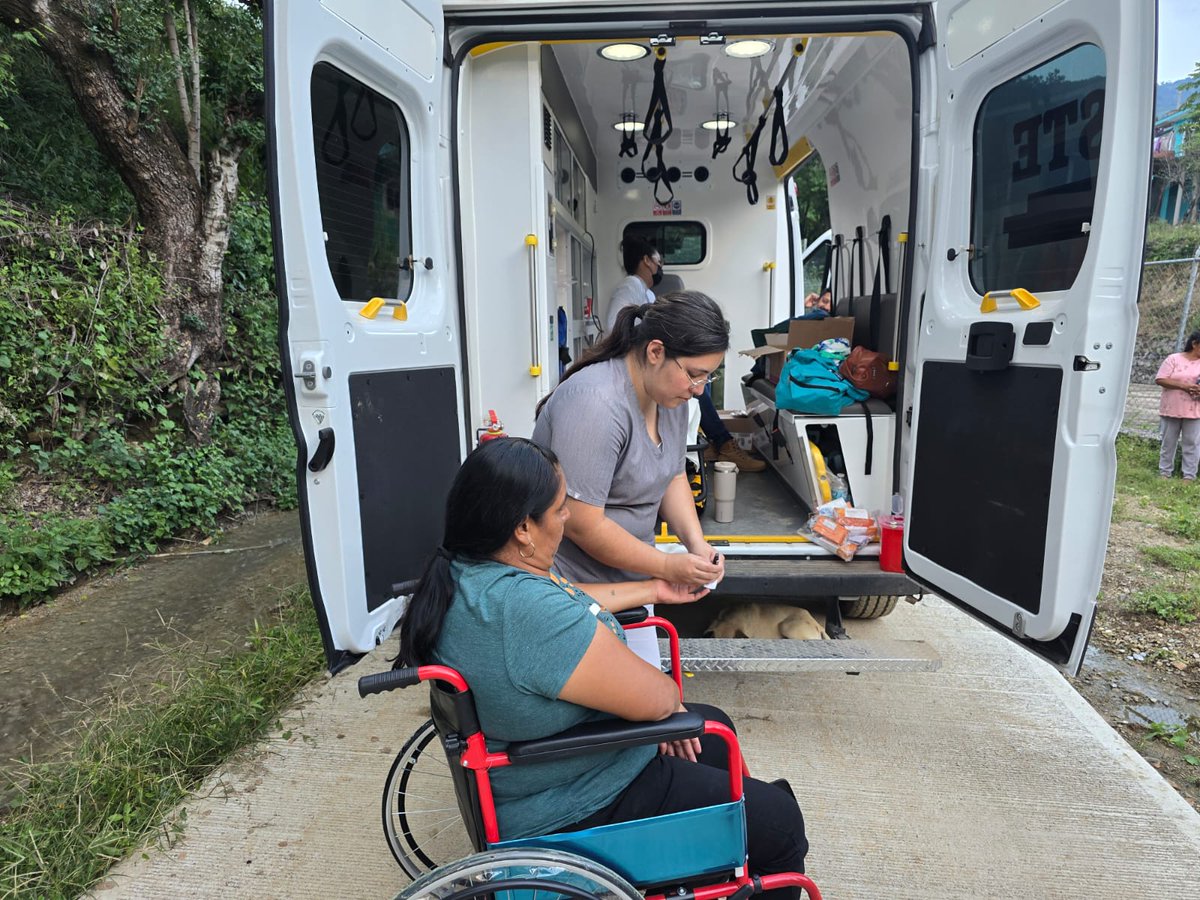 martibatres's tweet image. Un equipo médico del @ISSSTE_mx recorre las comunidades de San Joaquín, Querétaro y municipios aledaños que fueron afectados por las lluvias.
