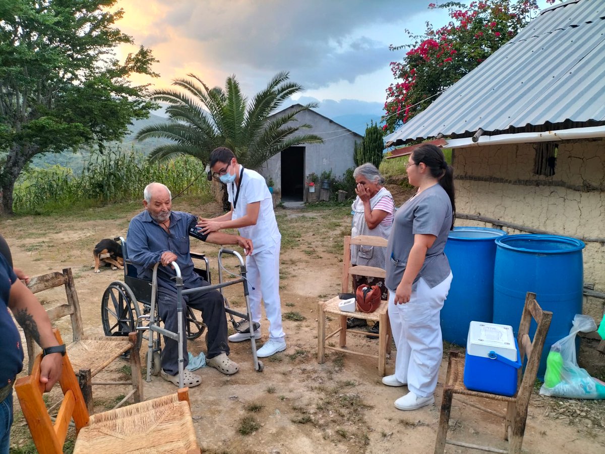 martibatres's tweet image. Un equipo médico del @ISSSTE_mx recorre las comunidades de San Joaquín, Querétaro y municipios aledaños que fueron afectados por las lluvias.