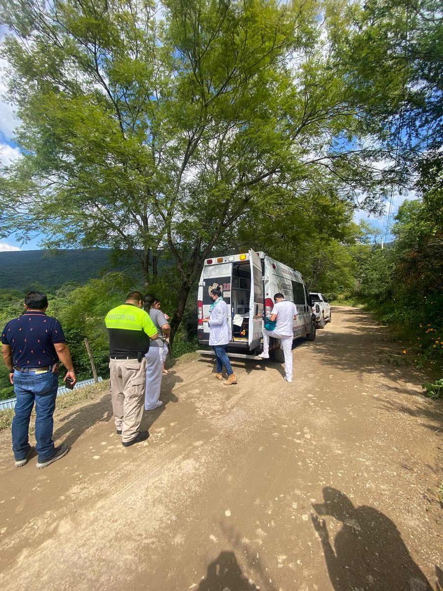 martibatres's tweet image. Un equipo médico del @ISSSTE_mx recorre las comunidades de San Joaquín, Querétaro y municipios aledaños que fueron afectados por las lluvias.