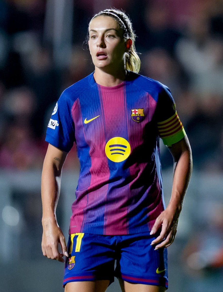 MauricioPriale's tweet photo. Alexia Putellas va de la mano con la historia. Con el gol que ha anotado se convierte en la máxima goleadora del Barça en Champions con 27 tantos y también es un ejemplo de no venirse abajo. Falló el primer penalti, pero en el segundo tuvo una gran determinación y definió bien esquinado. La reina.