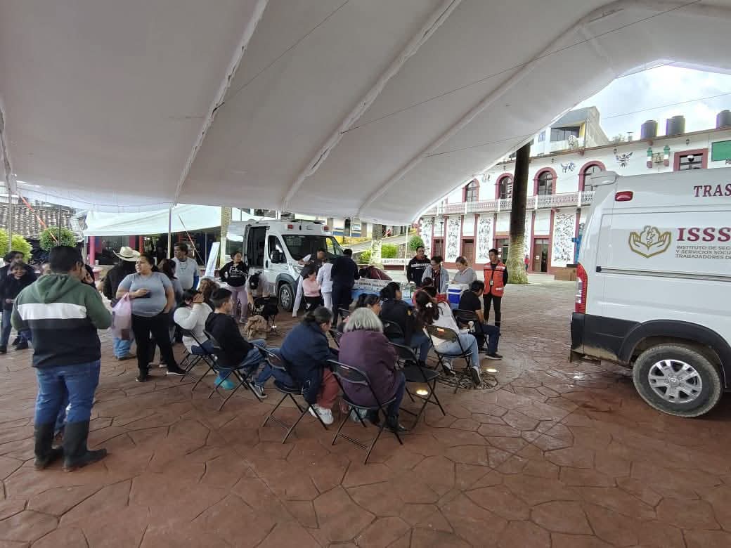 martibatres's tweet image. Ya instalados y brindando atención en Tenango de Doria, Hidalgo. Este equipo está encabezado por el Director de Oficinas de Representación, @RockAvilaISSSTE.