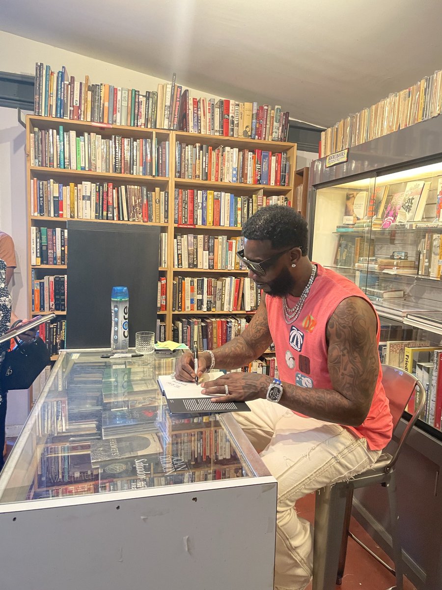spidercel22's tweet photo. me and gucci mane 😁😁😁 https://t.co/V1IyumdQQZ