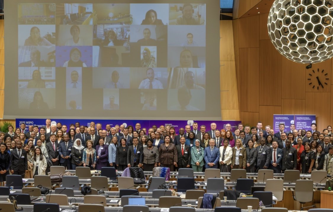 Fotografía grupal captada durante la ceremonia de clausura del Foro Mundial de Jueces Especialistas en Propiedad Intelectual de la OMPI, Ginebra, 2025. ¡Hasta la próxima!