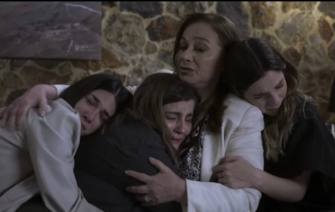 Μια από τις καλύτερες σκηνές της σειράς ανάμεσα σε τόσες άλλες σπουδαίες 🥹🤍

Η έννοια της Οικογένειας αποδοχή ακόμα κι αν δεν συμφωνούμε, η διαφορετικότητα του καθένα μηδενίζεται όταν στον παρονομαστή υπάρχει αγάπη (♾️) ❤️

Υ.Γ. Η χημεία Φιλαρέτης - Μαρίας 🙌🫶

#NaMeLesMama