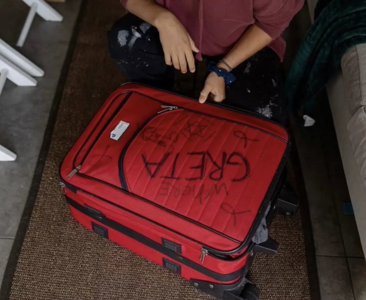 Anche da queste cose si vede che roba sia Israele.
L’hanno prima picchiata, presa a calci, umiliata, insultata e poi le hanno rimandato la valigia con scritto “Greta puttana” e i disegni della bandiera israeliana e un cazzo.
#GretaThunberg li fa impazzire.
#schifosicriminali