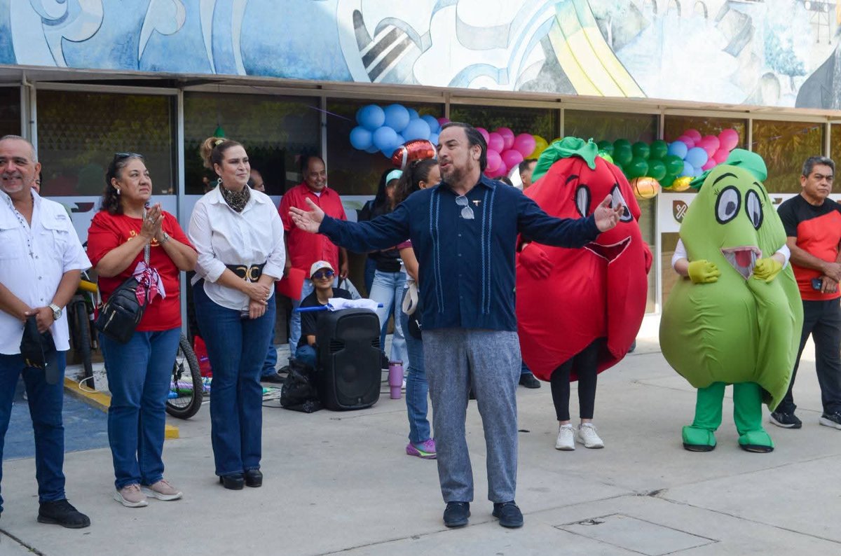 En un ambiente lleno de alegría, color y convivencia, los pequeños desfilaron con disfraces alusivos a frutas y verduras, reforzando el mensaje de bienestar y autocuidado a través del juego y la actividad física.