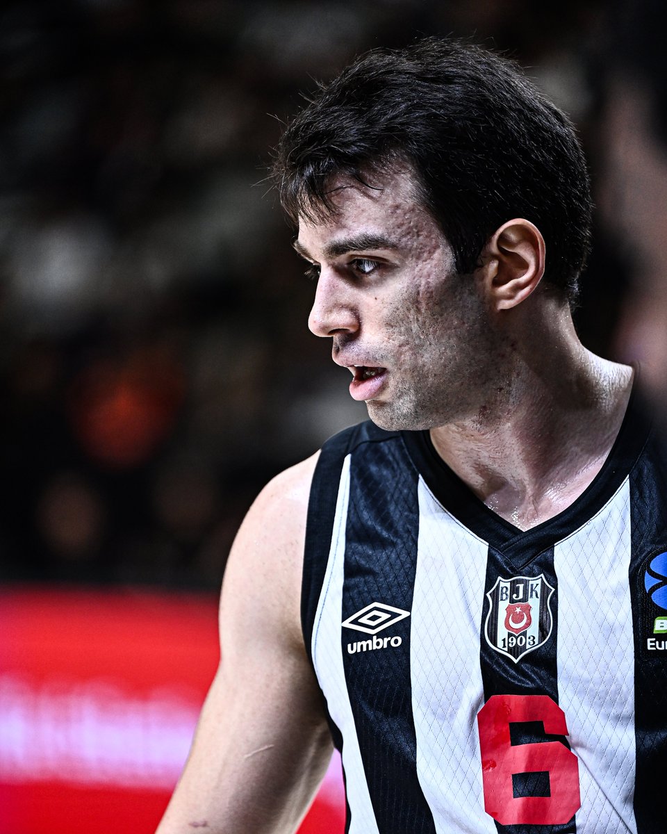 BJK_Basketbol's tweet photo. Messi, Iniesta ya da Quaresma değil. 😅 Berk Uğurlu. 

🪄 12 Asist 
💫 24 VP https://t.co/YV6SpQPui3