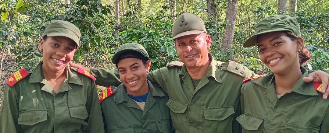 Hasta el corazón de la serranía guantanamera, llegaron miembros de la Jefatura de la Región Militar Guantánamo y compartieron una gratificante jornada con alumnos de la Escuela Militar Camilo Cienfuegos que desde allí realizan su aporte a la economía nacional.
#FARCuba
