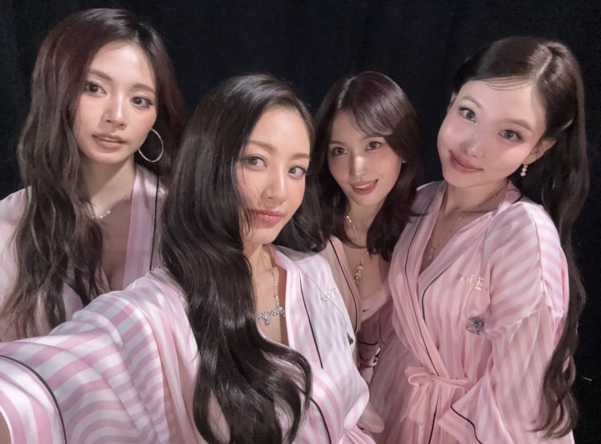 ナヨン、モモ、ジヒョ、ツウィがショーに向けて準備中💖 ワンタッチ