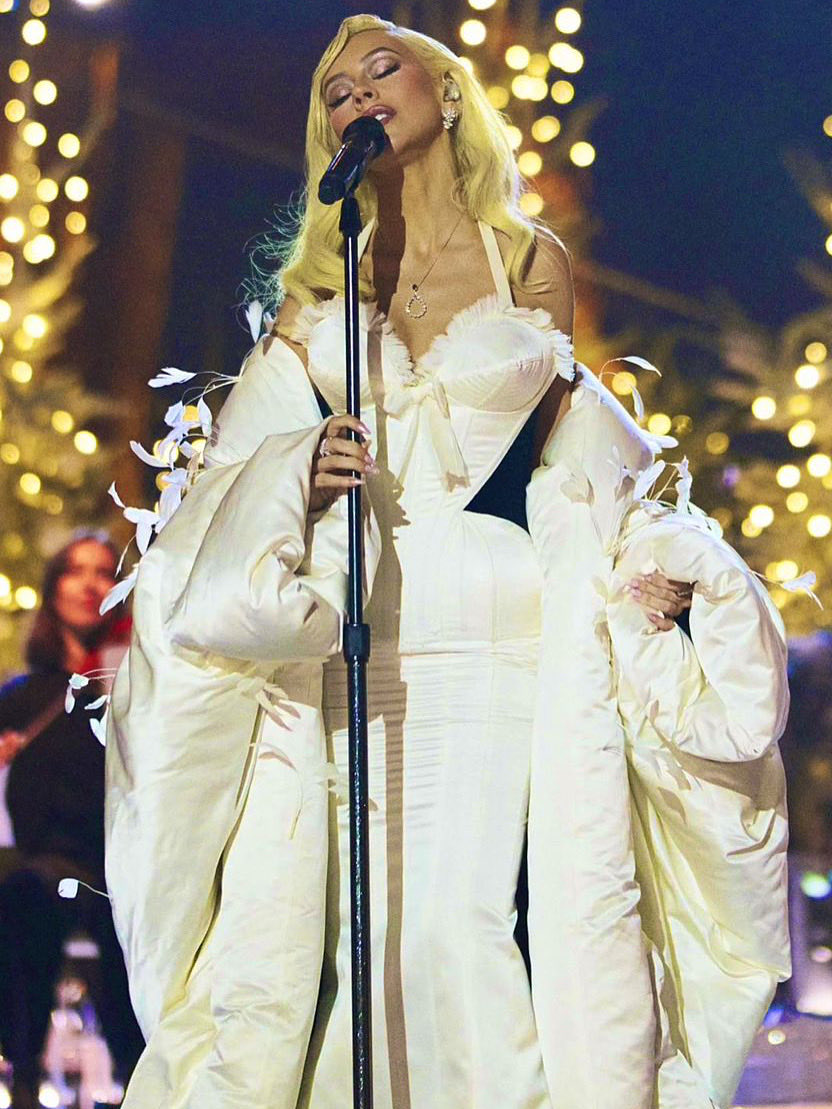 thextourlive's tweet image. 🎄| Christina Aguilera: Christmas in Paris 🇫🇷
Xtina celebra 25 años de My Kind of Christmas con un concierto grabado en París 🎤💫 Dirigido por Sam Wrench (The Eras Tour).

Torre Eiffel, glamour y voz legendaria 👑🎶
🎟️ Estreno: 7 nov.

#Xtina #ChristmasInParis @xtina
