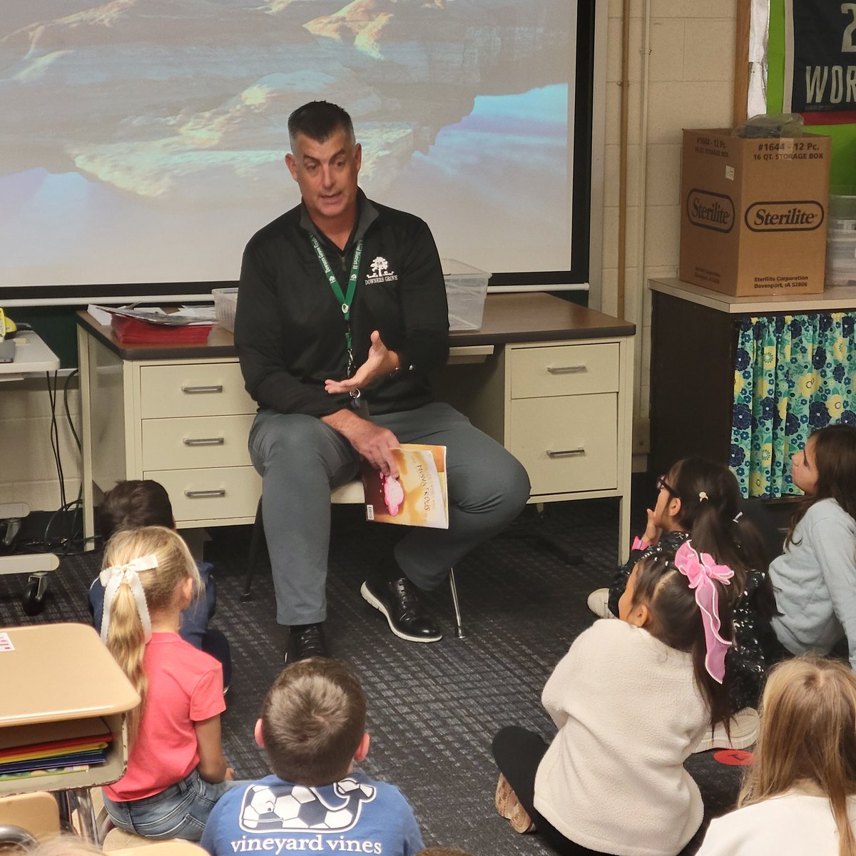 BradLinko's tweet photo. We had a surprise visitor in 2L this morning. Dr. Russell, thank you for taking time out of your busy schedule to chat with my class and read to the group; it truly means a lot. #dg58pride #BelleAireBulldogs https://t.co/v9Ce6lW23g