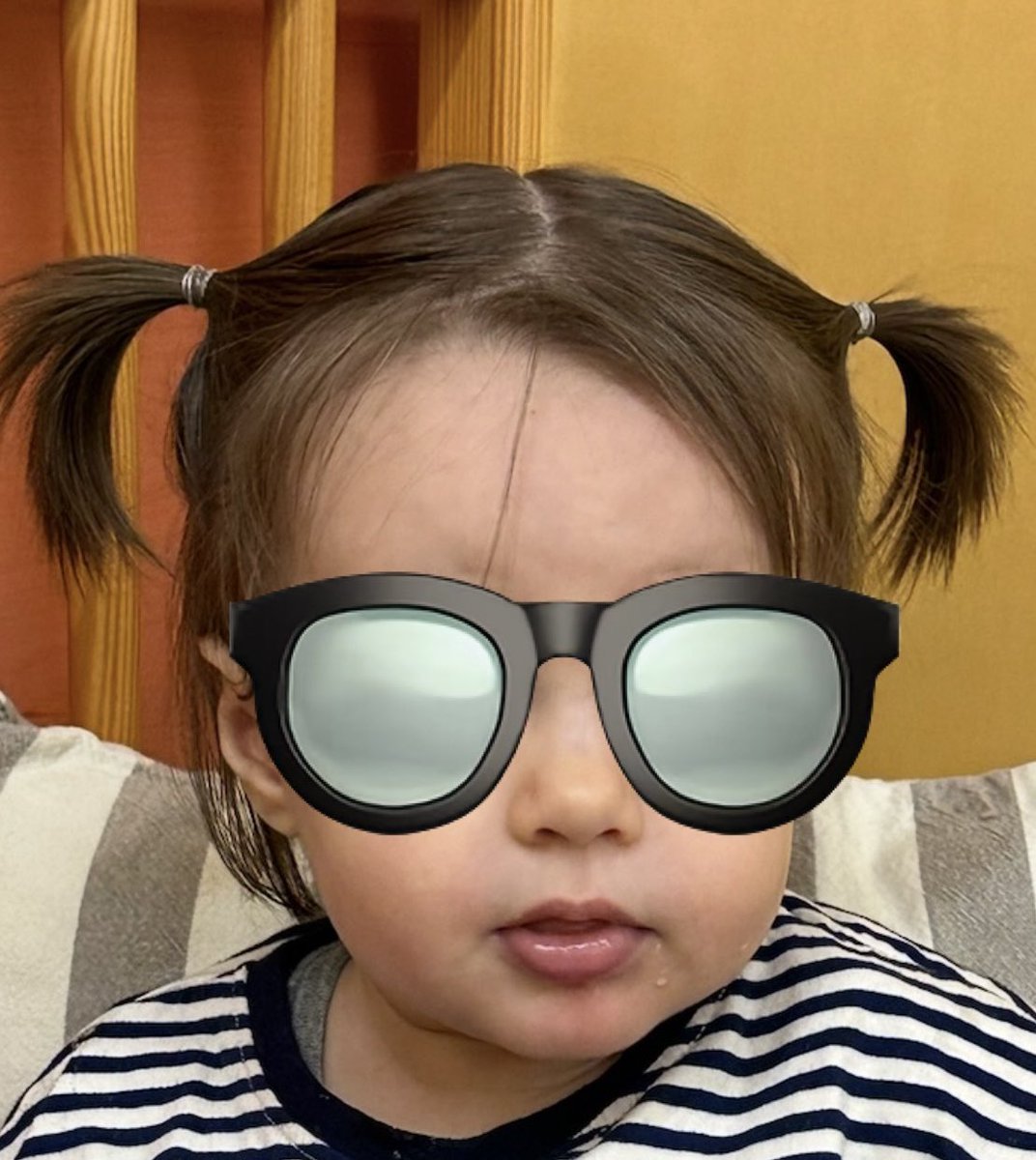 Dalt del cel hi havia un angelet
Que saltironava de núvol en núvol 
Feliç, molt feliç 
i quan el Sol s’amagava,
Es divertia apagant i encenent 
la llum dels estels
Content, molt content. 
I un dia que l’àngel petitet, 
curiós com era, 
va mirar cap a la Terra 
va veure la meva