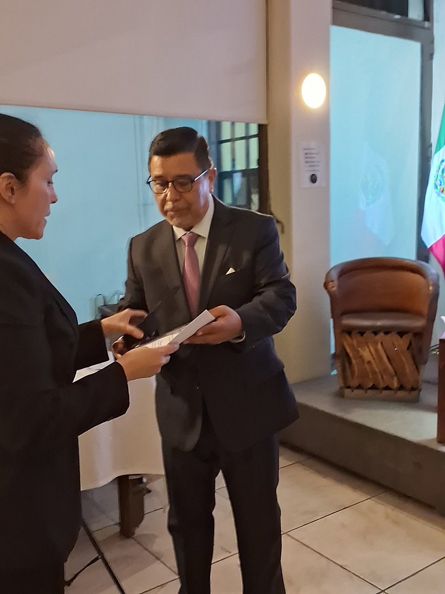 La ASEM rindió homenaje al Primer Secretario Rafael Montoya, fallecido en Brasilia, en donde estuvo adscrito a Embamex Brasil. Colegas, familiares y amigos recordaron su compromiso, calidez y vocación de servicio. #OrgulloSEM