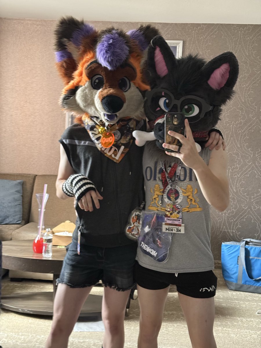 Heading down to the con floor, come say hi and or get a picture with us :3
🖤: <a href="/LukasFolf/">Lukas</a>