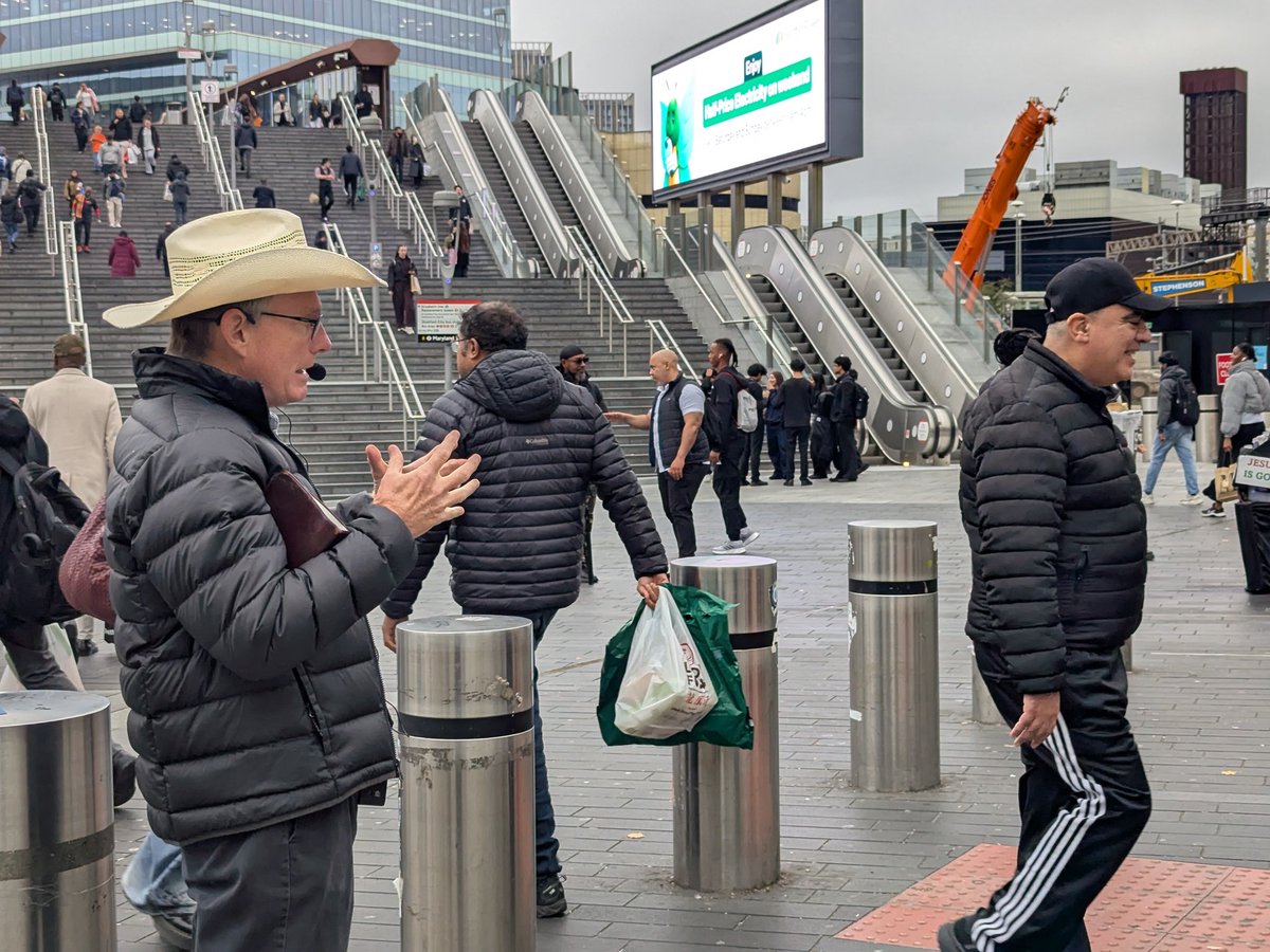 robsgray's tweet image. We continue to press on with the glorious Gospel of Jesus Christ in the city of London! There are 9 million souls here from all over the world. Jesus said the fields are white for harvest. We are here Lord! Give us souls! Please give us souls through the preaching of the Gospel!
