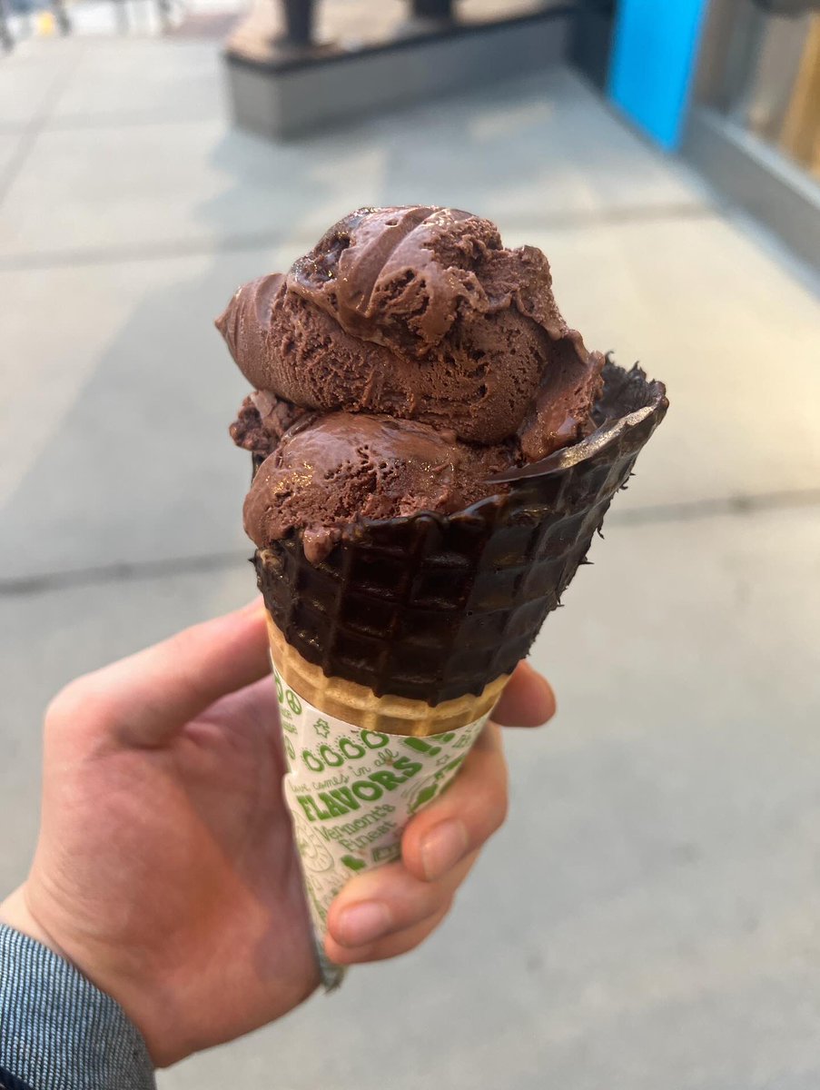 lovechankkura's tweet photo. pizza and ice cream date with boyfriend lee chan in LA 😭🤍 https://t.co/zcJBypcTJT