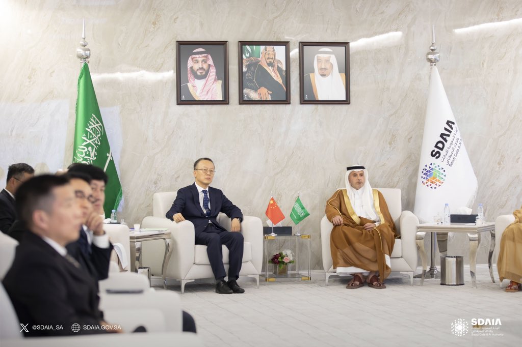 SDAIA_SA's tweet image. معالي مدير مركز المعلومات الوطني في #سدايا يستقبل معالي نائب وزير العلوم والتكنولوجيا في جمهورية الصين الشعبية، خلال زيارته لمقر الهيئة اليوم، ويناقش الجانبان آفاق التعاون المشترك في مجال البيانات والذكاء الاصطناعي وسبل تطويرها