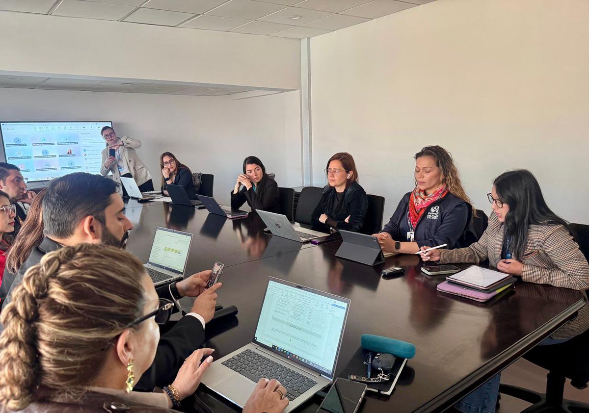 DefensoriaCol's tweet photo. ¡Avanzamos en la garantía del acceso a los medicamentos en Boyacá!

En seguimiento al Puesto de Mando Unificado (PMU), convocamos una mesa técnica con las Empresas Prestadoras de Salud (EPS) y las secretarías de Salud de Tunja, Sogamoso y Boyacá, con el propósito de verificar la adecuada dispensación de medicamentos.

Durante el espacio, revisamos los planes de acción acordados el pasado 29 de septiembre, entre los que se encuentran orientadores farmacéuticos y filas preferenciales.

Solicitamos ampliar la sede y el servicio en Sogamoso y Tunja, así como trasladar la de Moniquirá.

Continuaremos realizando visitas de inspección para trasladar las quejas e inquietudes de los usuarios a las gestoras farmacéuticas y EPS, garantizando una atención oportuna y digna.