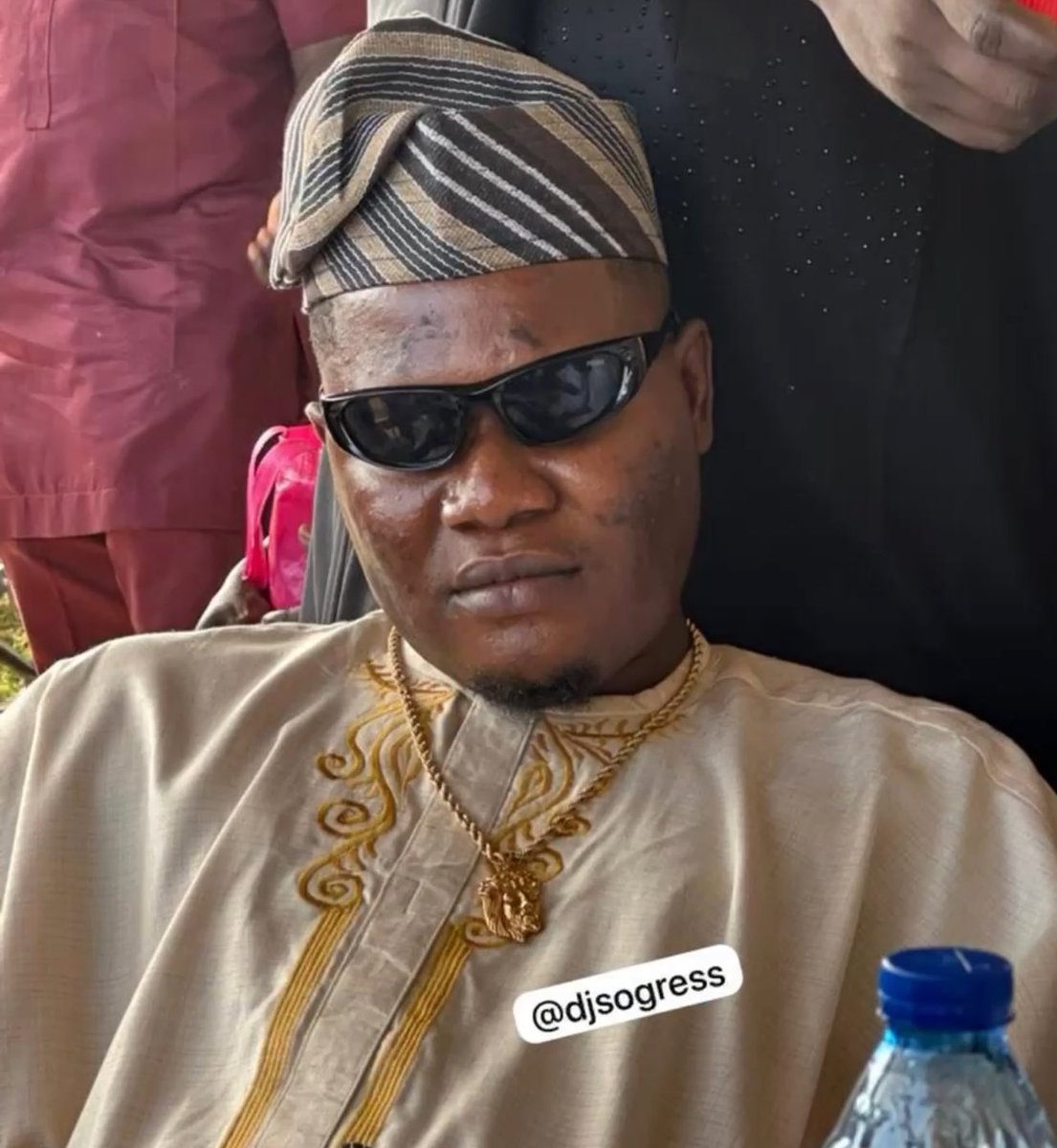 djsogress1's tweet photo. Total package 1.7m lenu agent wey dey stay for family house 💔🤣 https://t.co/Q1WTJ3apzJ