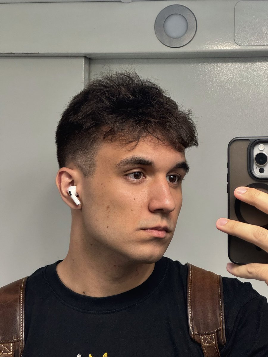 axelhowl's tweet image. Show me…
You out of suit,
You in fursuit,
And art of your sona!!

а bit late, but whatever!!