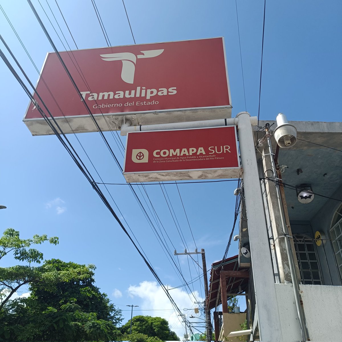 billygtz's tweet photo. Hace 8 días este vídeo y fotos del módulo de @Comapa en Loma Real en Infonavit se los envié al 2o. del organismo y su respuesta fue, ya lo reporté. Al día de hoy siguen sin funcionar los cajeros y el lugar es una inmundicia. Vaya ineficiencia de Comapa y sus titulares. @gobtam . https://t.co/GNwTdWqMZ0