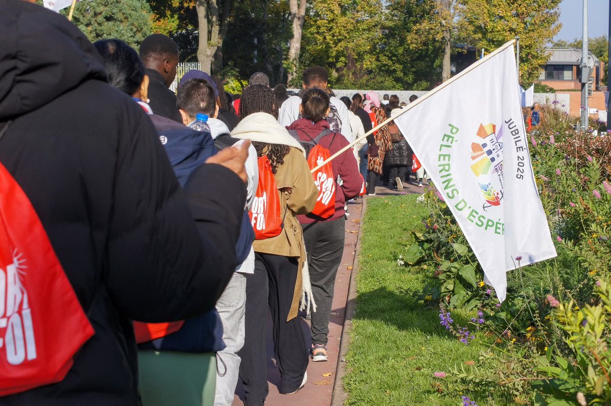 InfoEglise93's tweet photo. Dim. 12 oct. fête de la #saintDenis. La journée a débuté par une marche depuis la @SCdeMontmartre jusqu'à @CathedraleDenis. Après les repas et ateliers : 1300 fidèles ont vécu la messe avec Mgr Guillet et Mgr Furtado (Cap-Vert). 
Une belle journée 👍🏻
📸  https://t.co/KcvqlKAj6k https://t.co/gyQ8l6ph5f