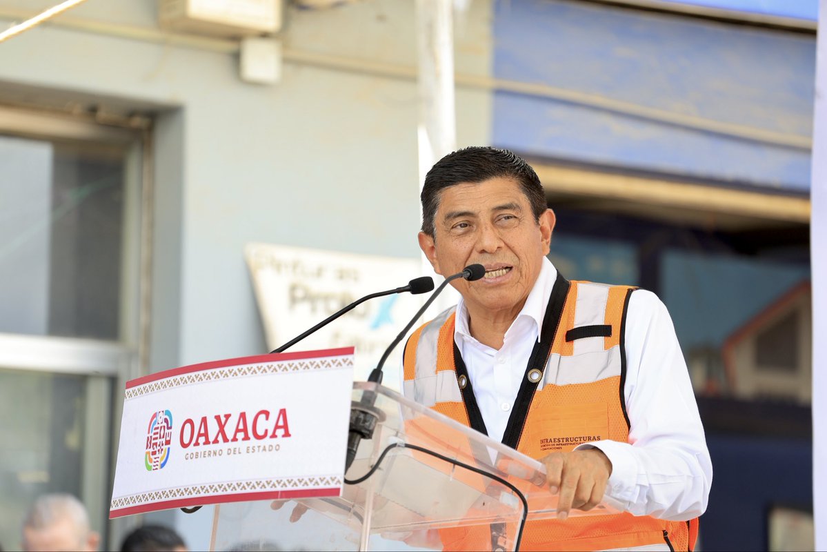 Gobierno de Oaxaca (@goboax) on Twitter photo ARRANCA LA SEGUNDA ETAPA DEL PROGRAMA DE BACHEO Y REENCARPETAMIENTO TACHE AL BACHE
En avenida Monte Albán, el Gobernador <a href="/salomonj/">Salomón Jara Cruz</a>, encabezó el arranque de la segunda etapa del programa de Bacheo y Reencarpetamiento de la Zona Metropolitana de Oaxaca, donde lo acompañó el ARRANCA LA SEGUNDA ETAPA DEL PROGRAMA DE BACHEO Y REENCARPETAMIENTO TACHE AL BACHE
En avenida Monte Albán, el Gobernador <a href="/salomonj/">Salomón Jara Cruz</a>, encabezó el arranque de la segunda etapa del programa de Bacheo y Reencarpetamiento de la Zona Metropolitana de Oaxaca, donde lo acompañó el