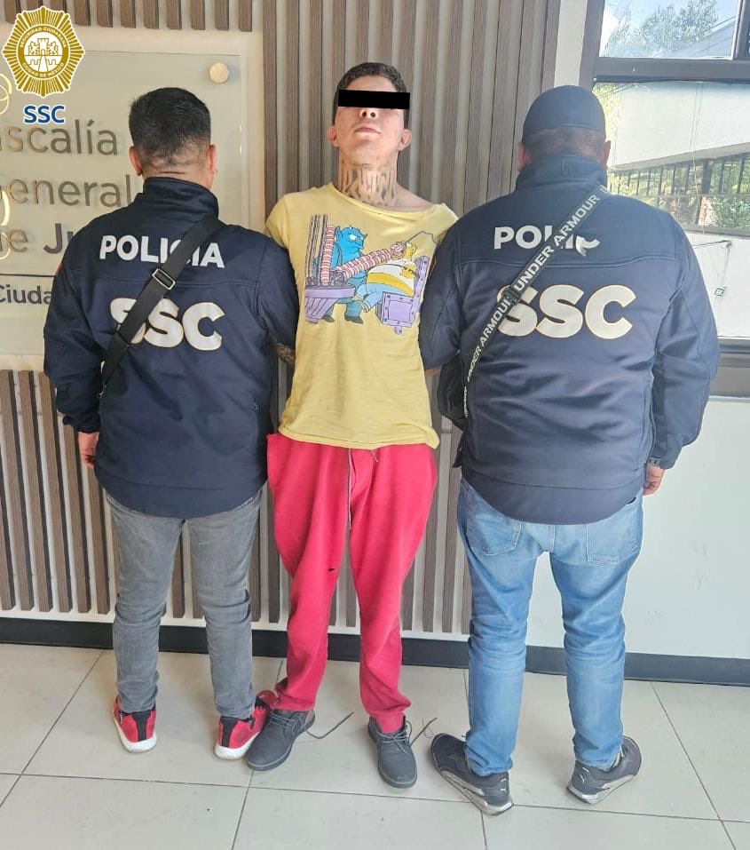 #InformaciónImportante | Esta tarde, compañeros de <a href="/SSC_CDMX/">SSC CDMX</a> detuvieron a Donovan "N", identificado como otro de los presuntos responsables del homicidio de un abogado el pasado 13 de octubre en <a href="/AlcCuauhtemocMx/">Alcaldía Cuauhtémoc</a>.

Esta detención es resultado de los trabajos de investigación,