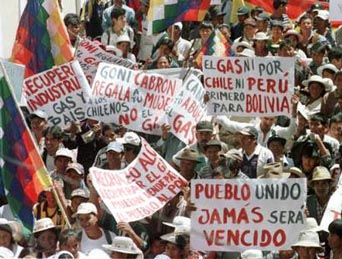 evoespueblo's tweet photo. 22 años de la Guerra del Gas.
El pueblo boliviano se levantó contra la dictadura de Goni para defender lo más sagrado: nuestros recursos naturales y nuestra dignidad.
Honramos a los mártires de octubre, héroes del pueblo, que dieron su vida por recuperar lo que siempre nos perteneció.
¡Nunca más gobiernos entreguistas! ✊🇧🇴
#GuerraDelGas #Octubre2003 #Soberanía