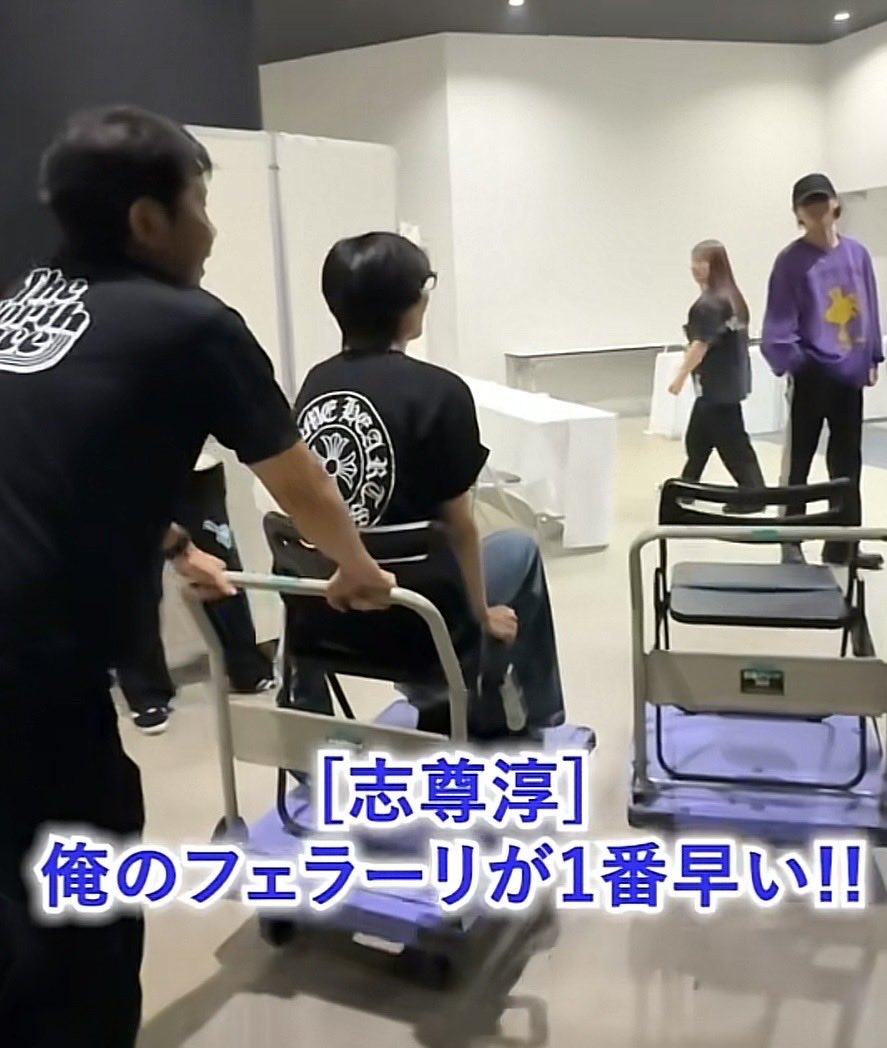 s_g_t_m_t_love's tweet image. おはようございます♡

昨日は #佐藤健Tiktok がUPされた🥰
#TENBLANKファンミーティング 
リハの風景が🧡🖤💙❤️

このタオル見覚えあると思ったら
まっちーの肩にあるのと同じかな？？
後、台車フェラーリで移動とは👀
はしゃいでる
志尊淳くん可愛かった😂💕

今日も素敵な1日をꕀ⋆

#佐藤健