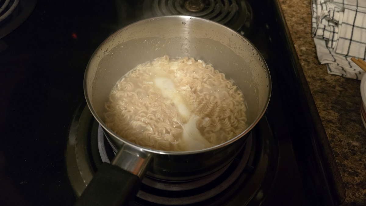 お早うございます。今日はラーメンを作ります。楽しみですね。じゃ、始めましょう。
