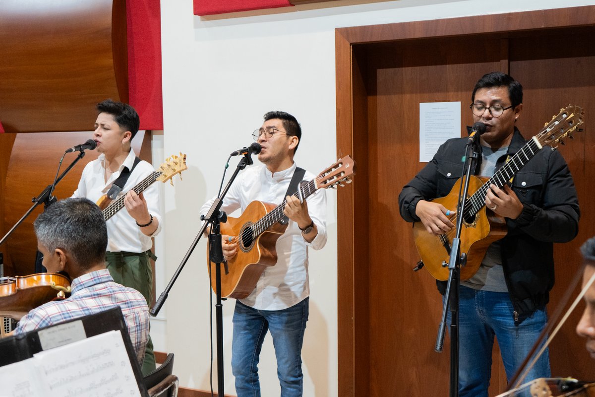 Nuestros músicos y solistas invitados ensayan bajo la dirección de Luis Cueva Dávila para el gran Concierto de Aniversario. 🎂
Los esperamos este viernes 17 de octubre a las 8pm en el  Centro Cultural Alfredo Mora Reyes. Entrada libre.

#SomosOsl #OSL28Años