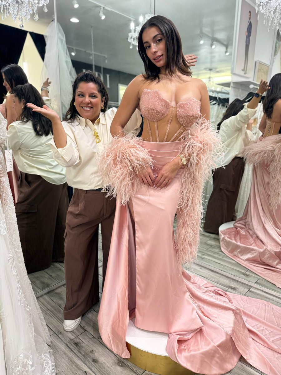 elsalvador's tweet photo. #DeVida | La diseñadora salvadoreña, Johana Hernández, presentará su colección de vestidos de noche bajo su marca GLAUDI, mañana 16 de octubre en la Semana de la Moda de Los Ángeles (#LAFW).

La excandidata a #MULER, Andrea Aguilar, será parte de esta pasarela. En la foto se le observa durante las pruebas de vestuario. 📸: Cortesía GLAUDI by Johana Hernández