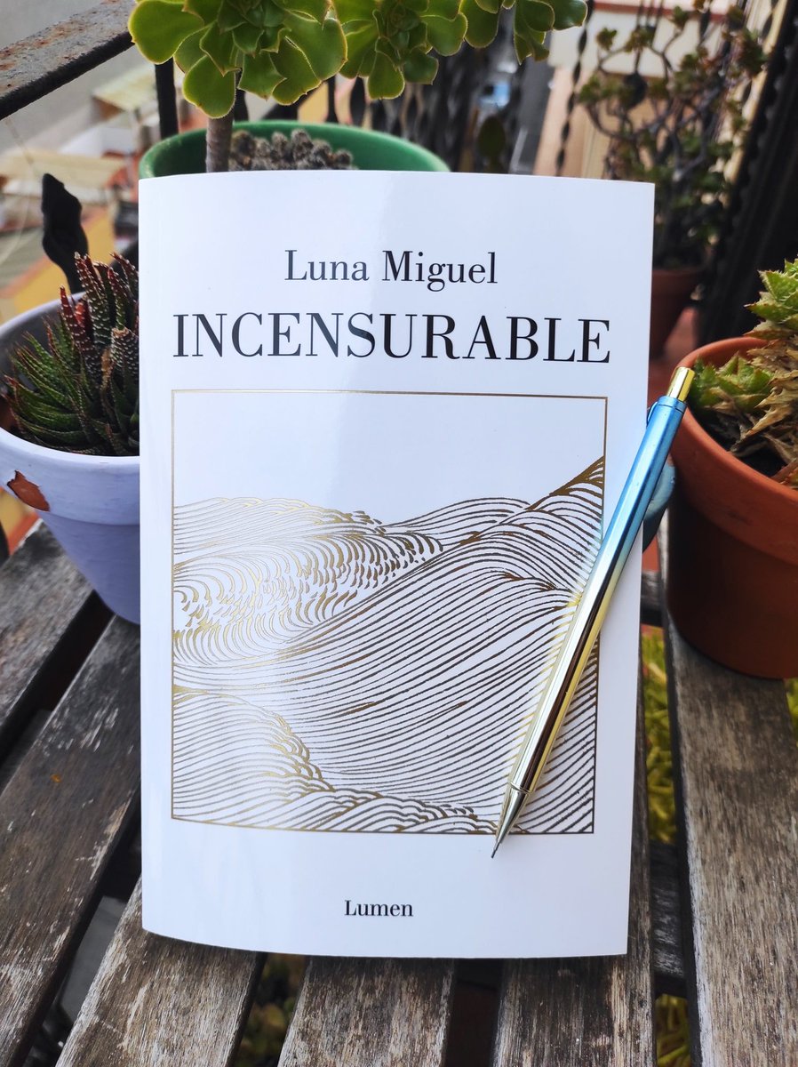 ladylibrorojo's tweet image. "Lo húmbico es la ficción misma. La necesidad del confesor por dibujar realidades paralelas donde su deseo es lo único.
(...)
Lolita es la imposición de una ilusión murmullada, casi una historia de fantasmas"
#Incensurable @lunamonelle @LumenEdit
#boom 💥