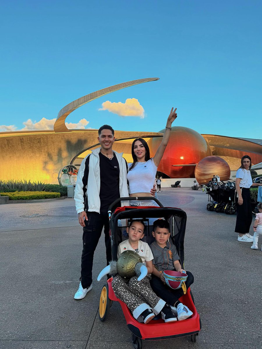 May_Gutierrez25's tweet photo. Me encanta como mi Kim está disfrutando su familia, la mejor mamá del mundo la más guapa🫶🏻

Los mejores papás 👨‍👩‍👧‍👦❤️

@KimberlyLoaiza_
@Juandedios_P
#Linduras
#Jukilop https://t.co/Z453w5oxFR