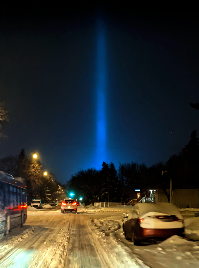 geologyBits's tweet photo. 🟥 ❄️Light pillars
are an atmospheric optical phenomenon that appear as vertical columns of light extending above or below a light source.
❤️ 🔁 #LightPillars #AtmosphericOptics
🎞️ @TannerCharlesYT
▶️ They typically occur during very cold weather conditions, often at night, and are commonly associated with artificial lights, though they can also be seen with the sun or moon.
Light pillars form when light reflects off flat, hexagonal ice crystals suspended in the atmosphere.
These ice crystals act like tiny mirrors, reflecting light vertically.
The crystals are usually found in high-altitude clouds such as cirrus or cirrostratus, or near the ground in extremely cold air, where tiny ice crystals known as "diamond dust" can form.
For light pillars to be visible, the ice crystals must be horizontally aligned, which allows them to reflect the light directly upward or downward in a column shape.
The phenomenon is an optical illusion, the pillar is not a beam of light traveling through the sky, but rather the result of light being reflected toward the observer’s eyes from many ice crystals at different altitudes.