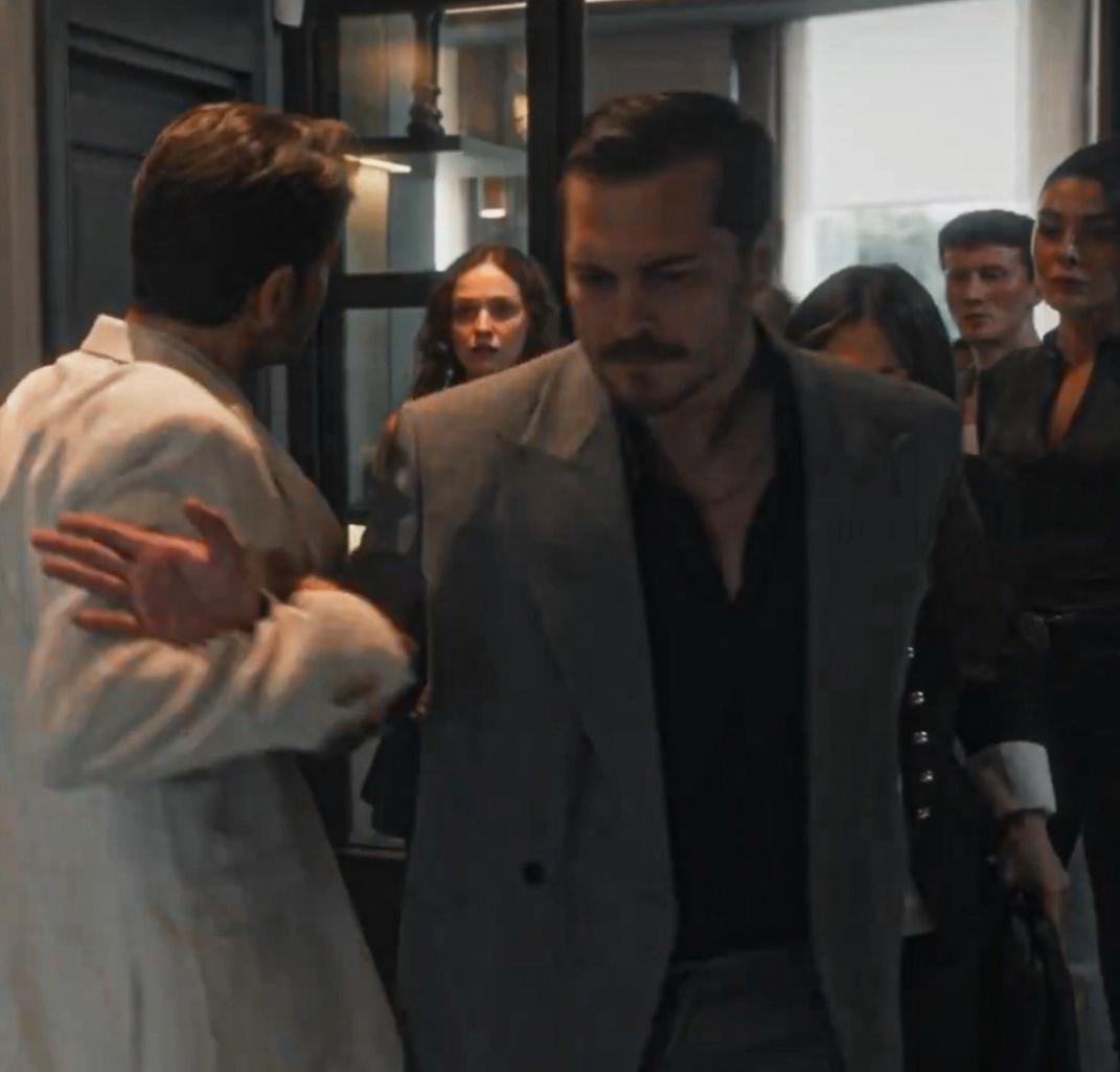 Hadjernary's tweet photo. بارد و يجيب الجلطة و عندو ساعات  انفصام و غرور و ما في حدا قدي ( يلبقلو الصراحة ) و مو فهمان شو حابب بس 
لا حد يحب بعدو و لا قبلو ..شخصية عجيبة بعيدة عن الخيانة و الكليشي ..أشرف تك مو بس مافيا اسطنبول هو مافيا كل العشاق ♥️
#EşrefRüya https://t.co/noEgct36HH