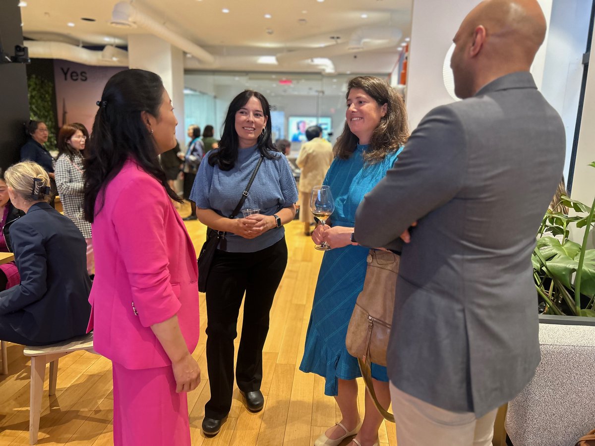 SFUSD_Supe's tweet photo. I’m proud to announce the launch of SFUSD’s Chinese Bilingual Education Initiative! 🎉

This milestone expands access to high-quality Chinese language programs for our students and invests in our educators — including a tuition-free Cantonese authorization program at @SFSU. https://t.co/7heQ47Zlev