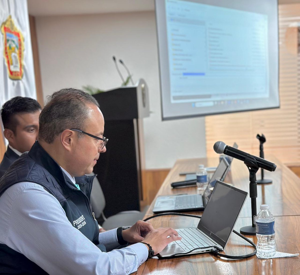 cnotariosedomex's tweet photo. 🏛️ El Notariado Mexiquense hace historia: pionero en la era digital y en la confianza jurídica del futuro

Hoy el Colegio de Notarios del Estado de México se consolida como el primer notariado en Latinoamérica reconocido como Prestador de Servicios de Certificación, dando un paso histórico hacia la transformación digital de la fe pública.

🔐 A partir de este momento, las y los notarios mexiquenses están autorizados como Agentes Certificadores y facultados para emitir la Firma Electrónica Avanzada del Poder Judicial del Estado de México, fortaleciendo la seguridad jurídica en los entornos digitales.

💻 Esta nueva etapa reafirma nuestro compromiso con la innovación, la transparencia y la confianza, pilares que garantizan a las familias mexiquenses una atención moderna, segura y humana en la era digital.

✨ El futuro ya es presente: el Notariado Mexiquense marca el rumbo de la certeza jurídica en el siglo XXI.

#NotariadoMexiquense #InnovaciónNotarial #SeguridadJurídica #TransformaciónDigital #FeJEM #OrgulloEdomex #LiderazgoConCerteza